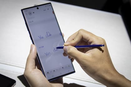 El Galaxy Note 10 se mantiene fiel al distintivo stylus, el lápiz que se puede utilizar en la pantalla táctil