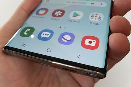 El Galaxy Note 10 tiene los laterales redondeados, pero el borde superior e inferior son rectos: abajo ubica el espacio para el lápiz, el conector USB-C y el parlante; elimina el conector de audio analógico