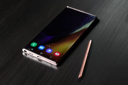 El Galaxy Note20 Ultra tiene una pantalla de 6,9 pulgadas con una tasa de refresco variable que llega a 120 Hz