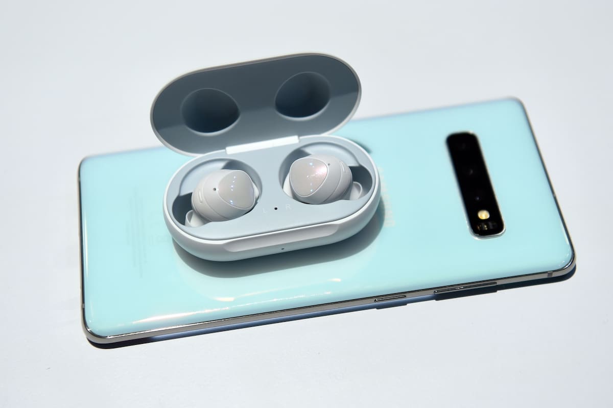El Galaxy S10 puede recargar la batería de los auriculares Galaxy Buds