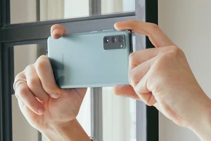 El Galaxy S20 FE tiene 3 cámaras traseras: una lente normal, un gran angular y un zoom 3x