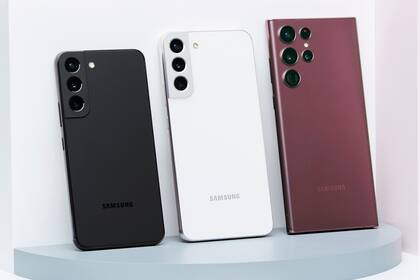 El Galaxy S22 (pantalla de 6,1 pulgadas) junto al S22+ (6,6 pulgadas) y el S22 Ultra (6,8 pulgadas)