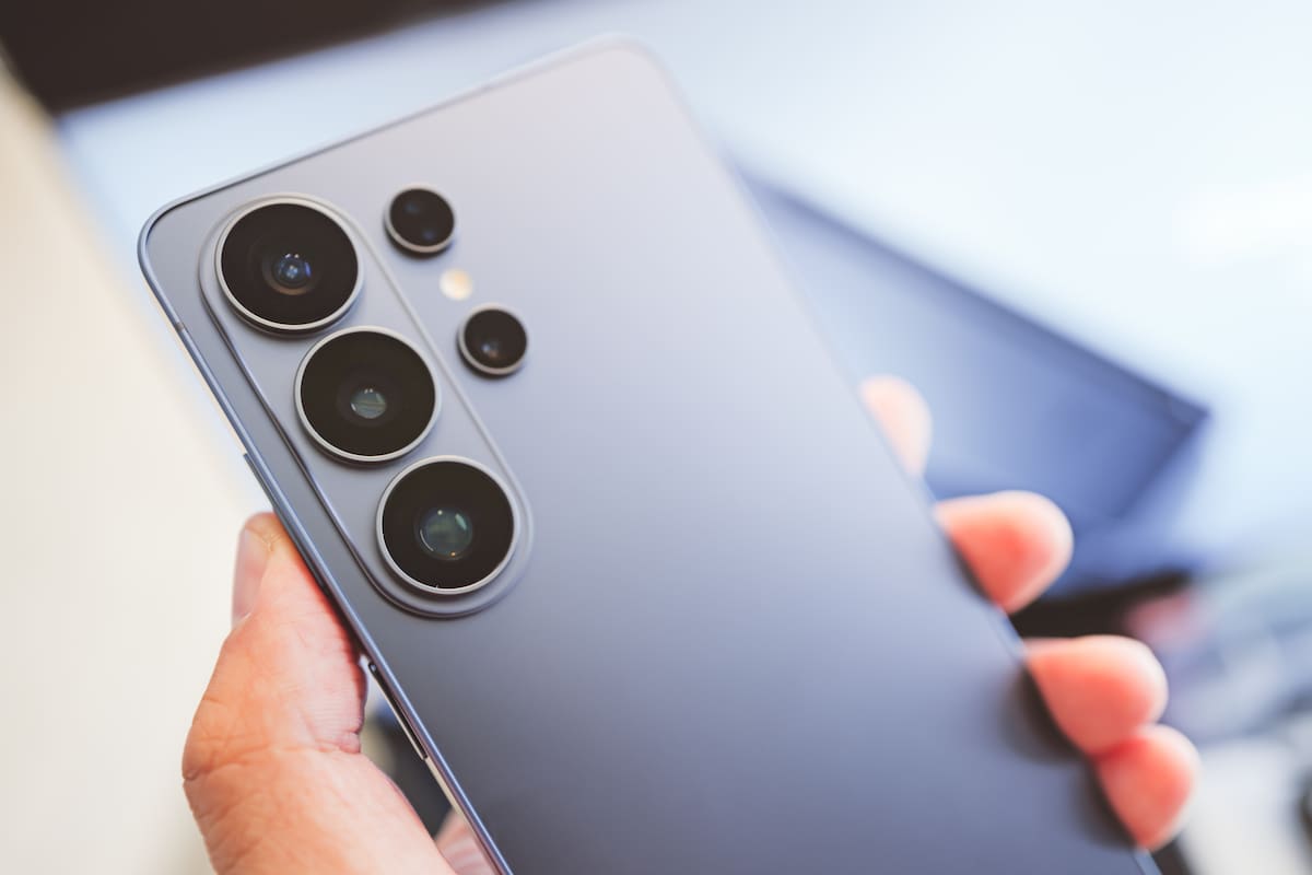 El Galaxy S26 Ultra cambió el marco de titanio por uno de aluminio. Tiene una pantalla de 6,9 pulgadas y una batería de 5000 mAh