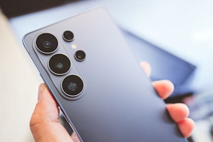 El Galaxy S26 Ultra cambió el marco de titanio por uno de aluminio. Tiene una pantalla de 6,9 pulgadas y una batería de 5000 mAh