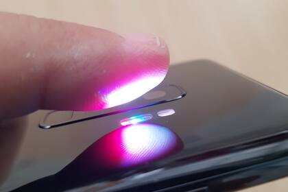 El Galaxy S9/S9+ tiene un sensor óptico capaz de medir la tensión arterial; ilumina la piel para detectar cambios en la difracción; durante la medición el dedo debe estar contra el vidrio que cubre el sensor