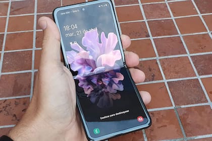 El Galaxy Z Flip es el segundo smartphone flexible de Samsung; a diferencia del Galaxy Fold, este se hace más compacto para entrar mejor en el bolsillo; el resto del hardware es de primera línea; en la Argentina tiene un precio de 130.000 pesos
