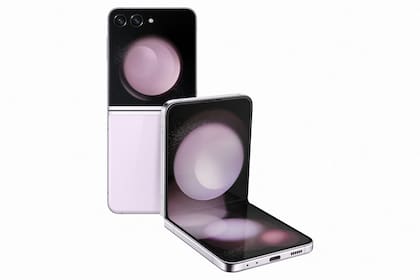 El Galaxy Z Flip5 tiene una pantalla externa de 3,4 pulgadas, una plegable interna de 6,7 pulgadas, un chip Snapdragon 8 Gen 2, 8 GB de RAM, 256 o 512 GB de almacenamiento, doble cámara de 12 megapixeles y una batería de 3700 mAH