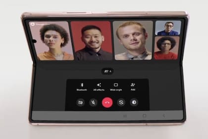 El Galaxy Z Fold2 permite elegir qué mostrar en cada parte de la pantalla (si la aplicación está preparada para el dispositivo)