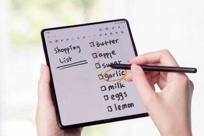 El Galaxy Z Fold3 se destaca por la compatibilidad con el S Pen, el lápiz stylus que Samsung ya ofrecía en los modelos Galaxy S y Galaxy Note