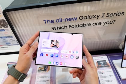 El Galaxy Z Fold8 tiene una pantalla frontal de 5,5", con un formato ancho, y un panel plegable interno de 7,6 pulgadas