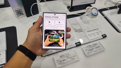 El Galaxy Z Fold8 tiene una pantalla frontal de 5,5", con un formato ancho, y un panel plegable interno de 7,6 pulgadas