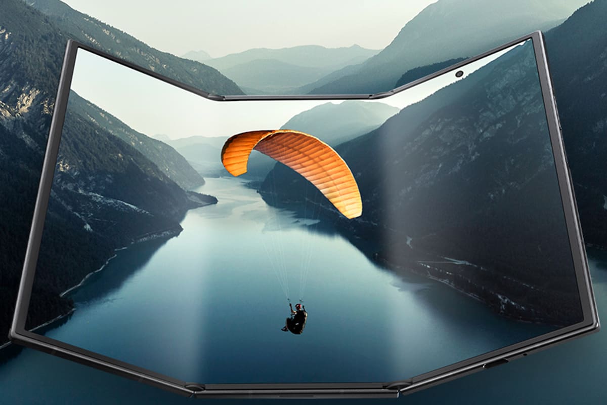 El Galaxy Z TriFold tiene una pantalla de 10 pulgadas que se pliega en dos; cerrado, el teléfono tiene una estructura tipo una G