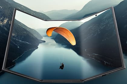 El Galaxy Z TriFold tiene una pantalla de 10 pulgadas que se pliega en dos; cerrado, el teléfono tiene una estructura tipo una G