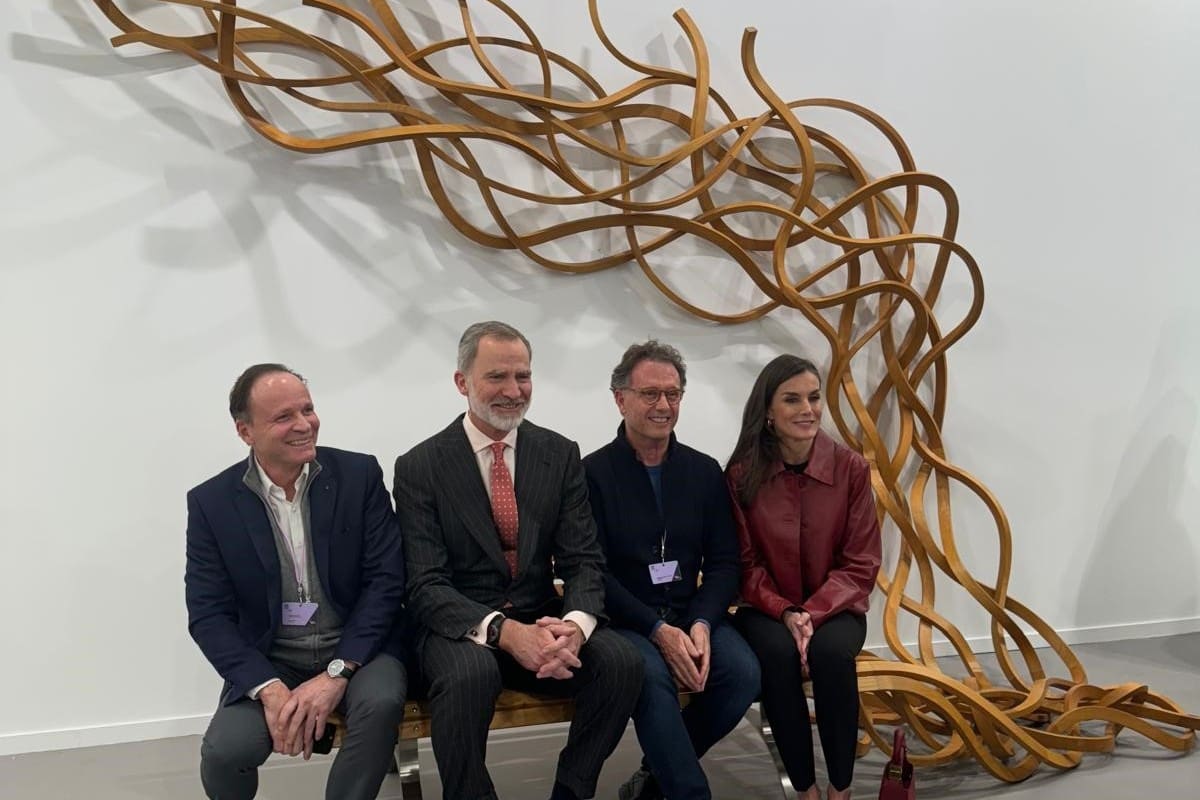 El galerista Stephane Custot, los reyes de España y Pablo Reinoso, creador de la obra