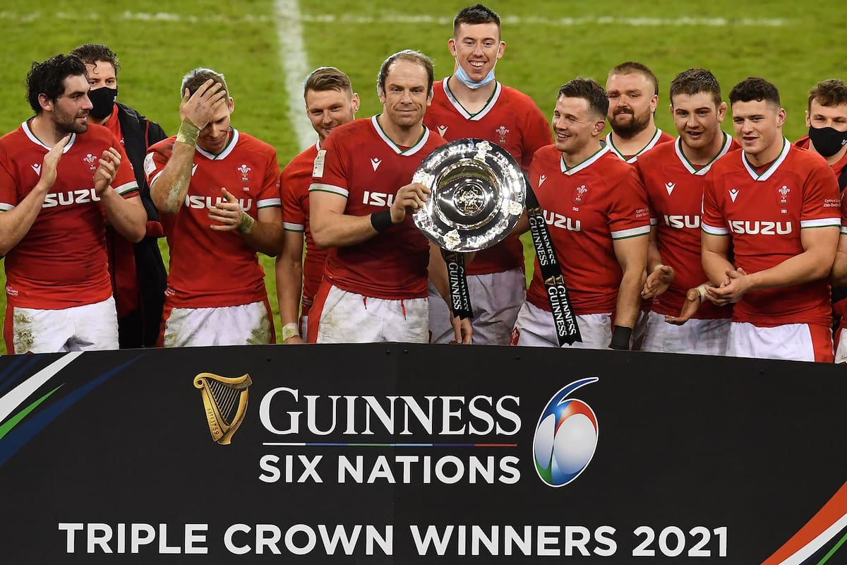 El galés Alun Wyn Jones sostiene el trofeo luego de vencer a Inglaterra en el Seis Naciones.