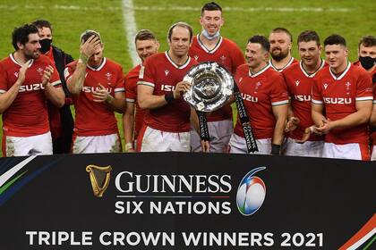 El galés Alun Wyn Jones sostiene el trofeo luego de vencer a Inglaterra en el Seis Naciones.