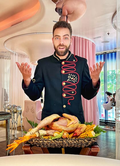 El gallo con el que Muñoz prepara el guiso con fabes de Colunga, epazote y calamondín.