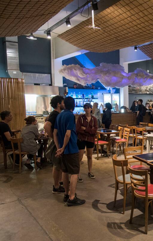 El Galpón de Guevara: en el bar de entrada a la sala todavía se divisan las líneas amarillas en el piso, que indicaban la ubicación de de los coches que dormían en este antiguo y enorme garaje de Chacarita