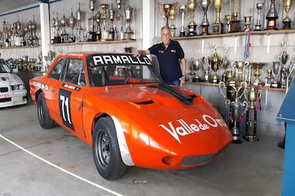 La Liebre 1 ½ Torino de Turismo Carretera con la que Traverso se estrenó en la categoría, en la Vuelta de Pergamino de 1971; el Flaco posa con la cupé en su galpón, delante de los trofeos que hicieron reluciente a su trayectoria.