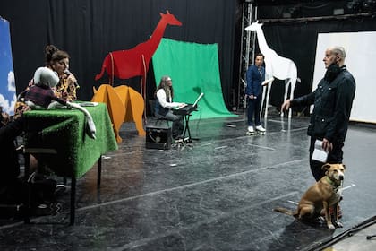 Ensayo en El Galpón de Guevara de Verme Platelminto, el programa de televisión creado por gente de las artes escénicas que estará disponible todos los domingos de octubre a la noche