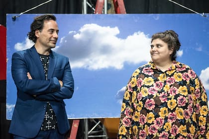 Diego Velázquez y Maruja Bustamente, los actores/cantantes/conductores de este propuesta inspirada en una experiencia musical de los setenta realizada por una figura icónica de las artes plásticas.