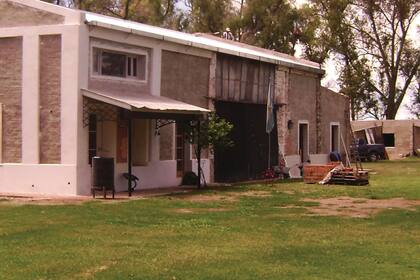 Antes. El galpón original se remodelaría para alojar el SUM unido a la casa principal.