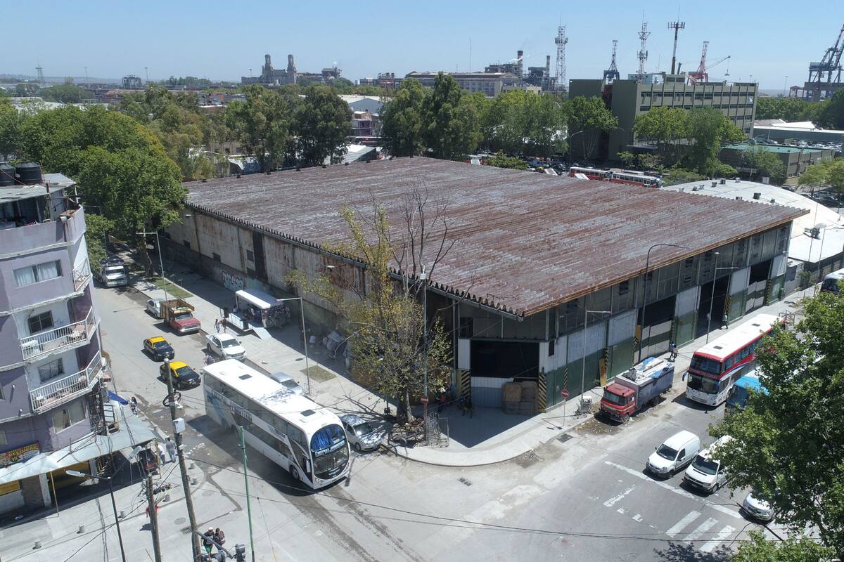 El galpón que funcionaba como estacionamiento y taller de colectivos de larga distancia donde se instalará el mercado gastronómico de la Villa 31