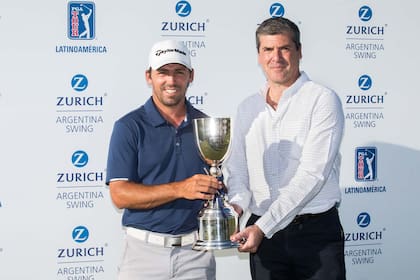 El ganador Clodomiro Carranza y Fabio Rossi, CEO de Zurich Argentina.