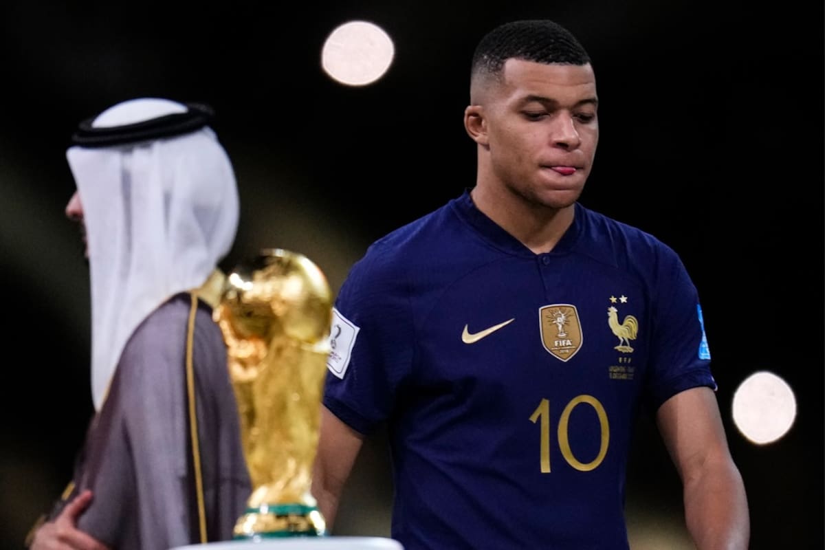 El ganador de la Bota de Oro, Kylian Mbappe, pasa junto al trofeo después de perder ante Argentina
