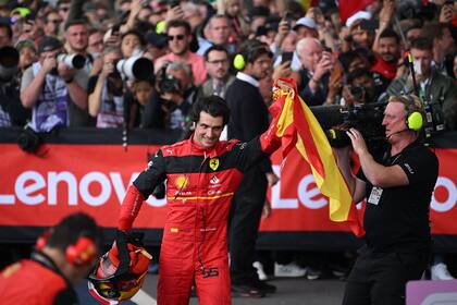 El ganador de la carrera, el piloto español de Ferrari Carlos Sainz Jr, ondea una bandera española después de ganar el Gran Premio de Gran Bretaña de Fórmula 1