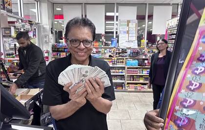 El ganador de la lotería decidió retribuir al empleado que le vendió el boleto