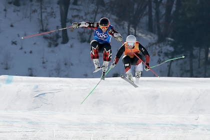 El ganador de la medalla de oro Brady Leman, de Canadá, y el ganador de la medalla de plata Marc Bischofberger, Suiza