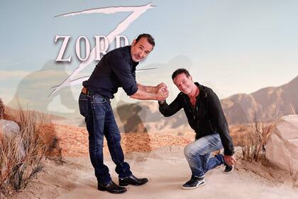 El ganador del Oscar por la película El artista Jean Dujardin junto al actor italiano Salvatore Ficarra durante la presentación de la serie Zorro, en París; la nueva ficción de France 2 y Paramount+, imagina la vida de Diego de la Vega unos 20 años después del final de la clásica serie protagonizada por Guy Williams