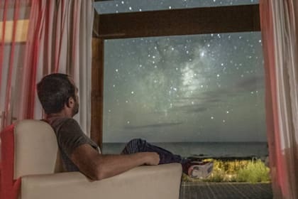 El ganador del premio, Gerardo Ferrarino, mientras observa el cielo