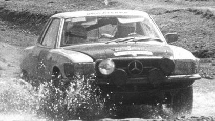 Los ganadores del rally Andrew Cowan y Colin Malkin, a bordo de Mercedes Benz