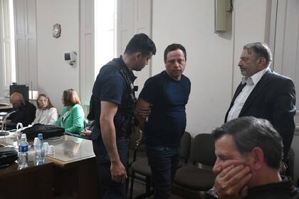 El gasista Ricobene se retira, esposado, de los tribunales de Mercedes, tras la sentencia