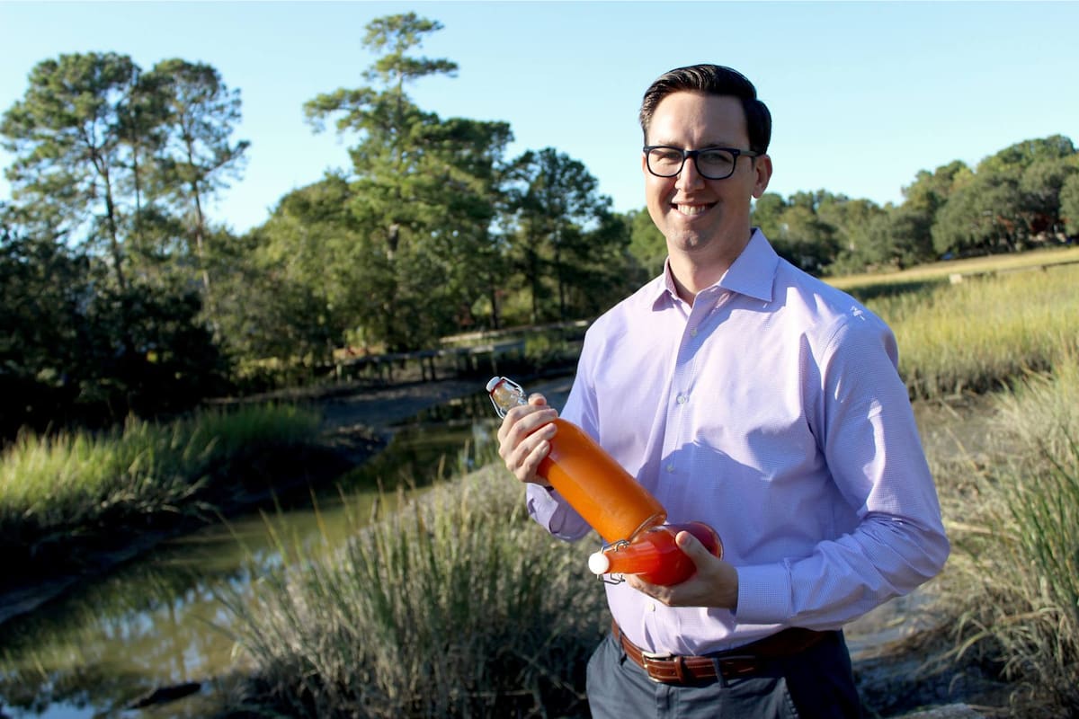 El gastroenterólogo Will Bulsiewicz sostiene que una alimentación rica en variedad de plantas y fibra fortalece el microbioma intestinal