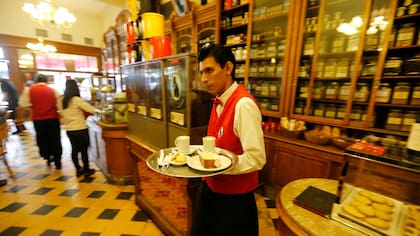 El Gato Negro, uno de los bares distinguidos de la ciudad, es un viaje en el tiempo.