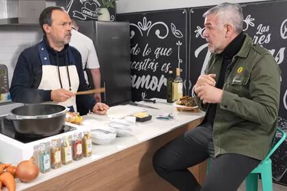 El Gato Sylvestre y Dady Brieva durante la preparación de la polenta