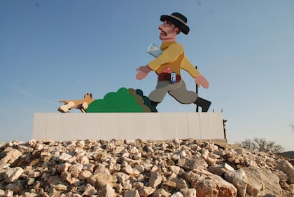 El Gaucho Urbano, la escultura concebida por Antonio Seguí en hierro y acero, custodia el acceso al Valle del Cóndor, en Potrero de Garay. Es un eslabón de la saga que el artista cordobés instaló en la Docta. Este gaucho tiene celular, tarjeta de crédito y un diario bajo el brazo.
