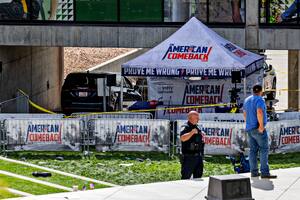 El gazebo bajo el que fue asesinado Kirk, custodiado por la policía
