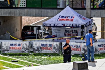 El gazebo bajo el que fue asesinado Kirk, custodiado por la policía