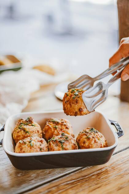 El Gefilte fish es una mezcla de pescado triturado con verduras y condimento ideal para accompañar ensaladas