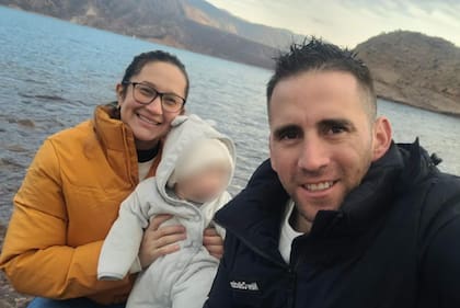 El gendarme argentino Nahuel Gallo, hoy detenido ilegalmente por el régimen de Maduro, junto a su pareja, la venezolana María Alexandra Gómez García y el hijo de ambos