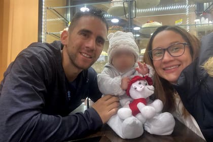 El gendarme argentino Nahuel Gallo junto a su pareja, la venezolana María Alexandra Gómez García, y su hijo, Víctor
