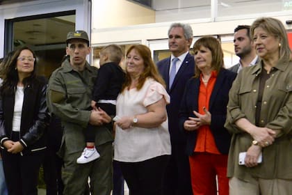 El gendarme Nahuel Gallo, esta madrugada, al llegar al país; lo recibieron el canciller Quirno, la senadora Patricia Bullrich y la ministra de Seguridad, Alejandra Monteoliva