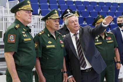 El general Alexander Dvórnikov (primero por la izquierda), junto al ministro ruso de Defensa, Serguéi Shoigú, y el gobernador de Rostov, Vasily Golubev, en una visita a Rostov del Don en julio de 2021.
