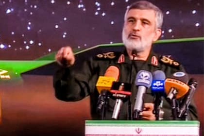 El general Amir Ali Hajizadeh durante la presentación del misil