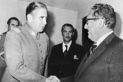El general Augusto Pinochet y el secretario de Estado Henry Kissinger, durante un encuentro cuando el militar ya era jefe de Estado (Archivo)