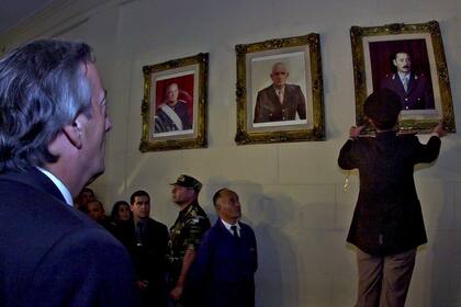 El general Bendini baja el cuadro de Videla en el Colegio Militar ante la mirada de Kirchner